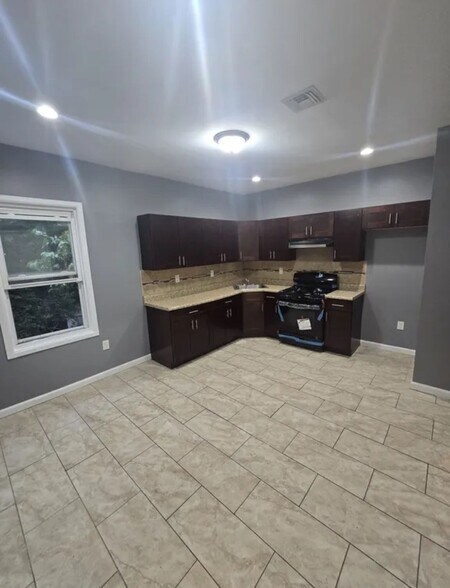 2 - 12 Howell Pl