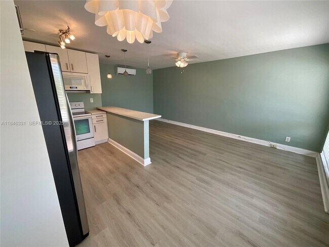 Building Photo - 2716 NE 30th Pl