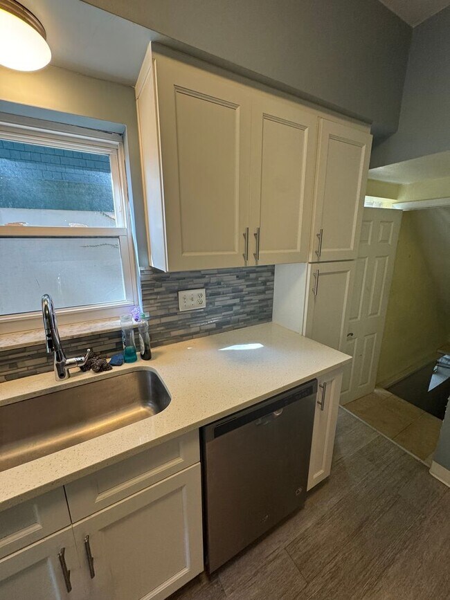 Building Photo - 5 Bedroom 2.5 Bath in Squirrel Hill