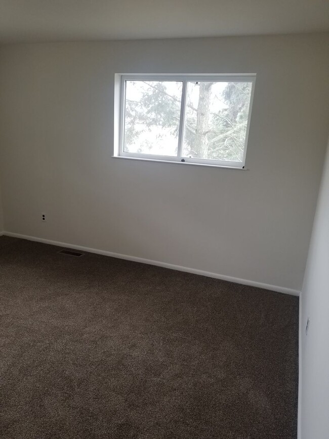 Building Photo - Spacious 2-Bedroom Apartment in Tinicum To...