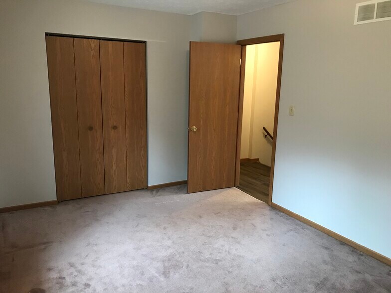 Building Photo - 116 Woodcrest Dr