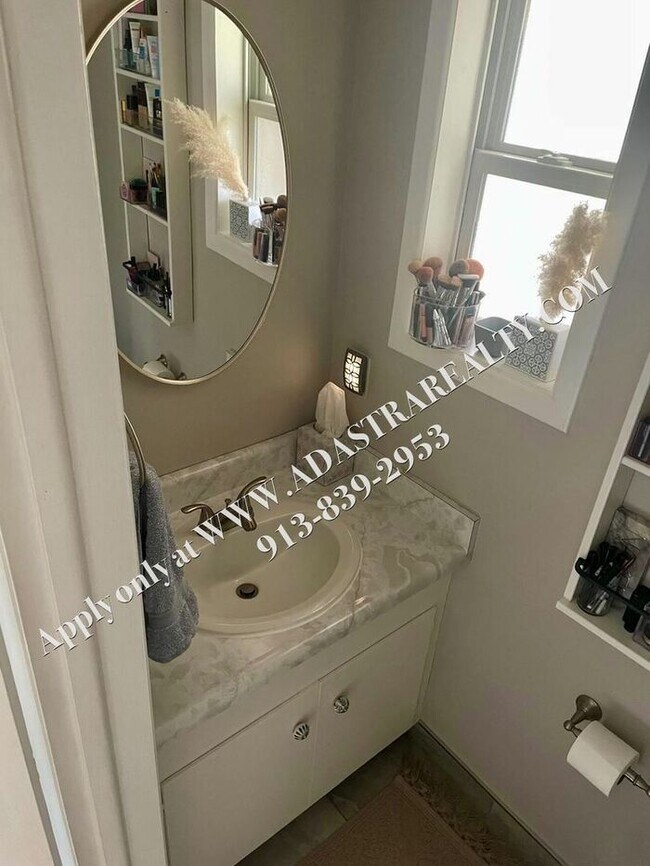 Building Photo - Beautiful Ranch Home in Shawnee-Available ...