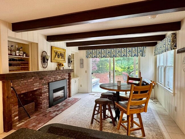 Building Photo - 20 Fairway Dr