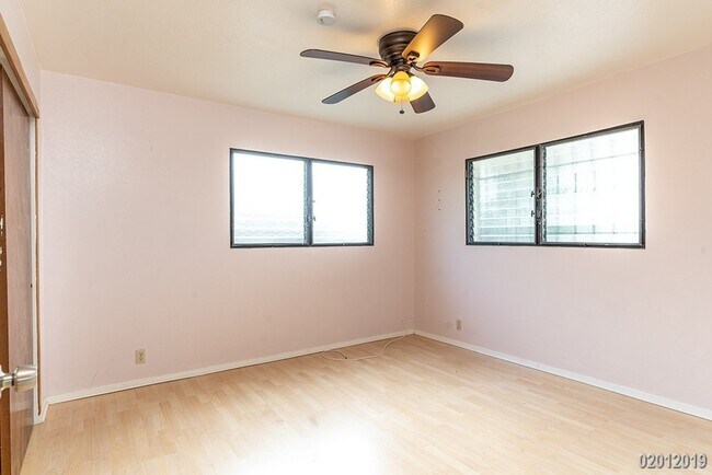 Building Photo - 3BR/2BA/2PKG(TANDEM) STREET LEVEL UNIT IN ...