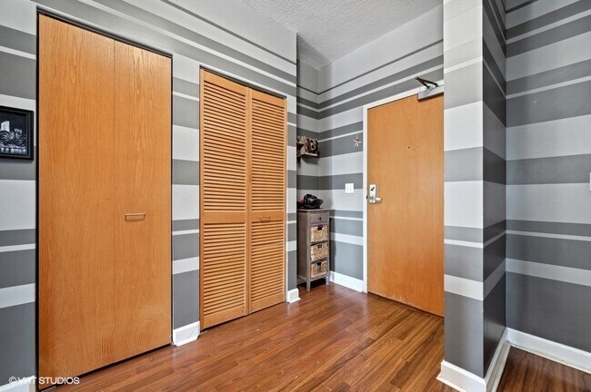 Building Photo - 5 E 14th Pl