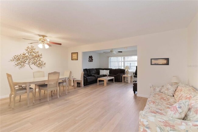 Building Photo - 6215 Green View Cir