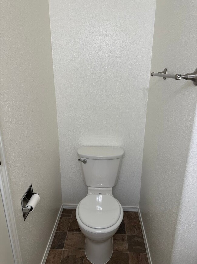 Building Photo - Updated 2 bedroom 2 bath triplex in Spring...