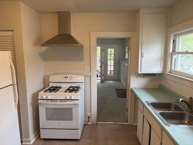 Building Photo - Terrific Fairfax Location**Washer/Dryer**Yard**Storage**Parking**