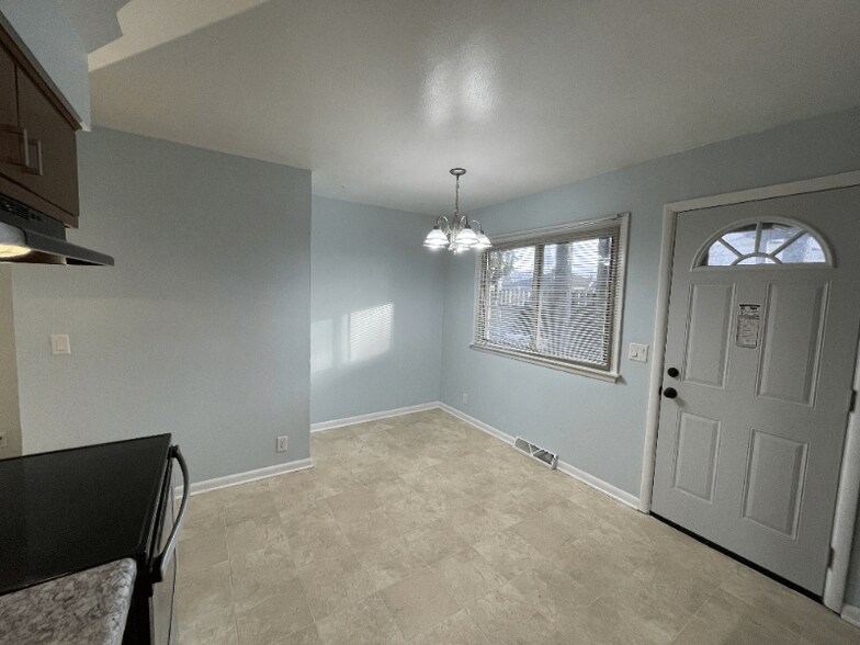 Building Photo - 1025 Mayfair Dr