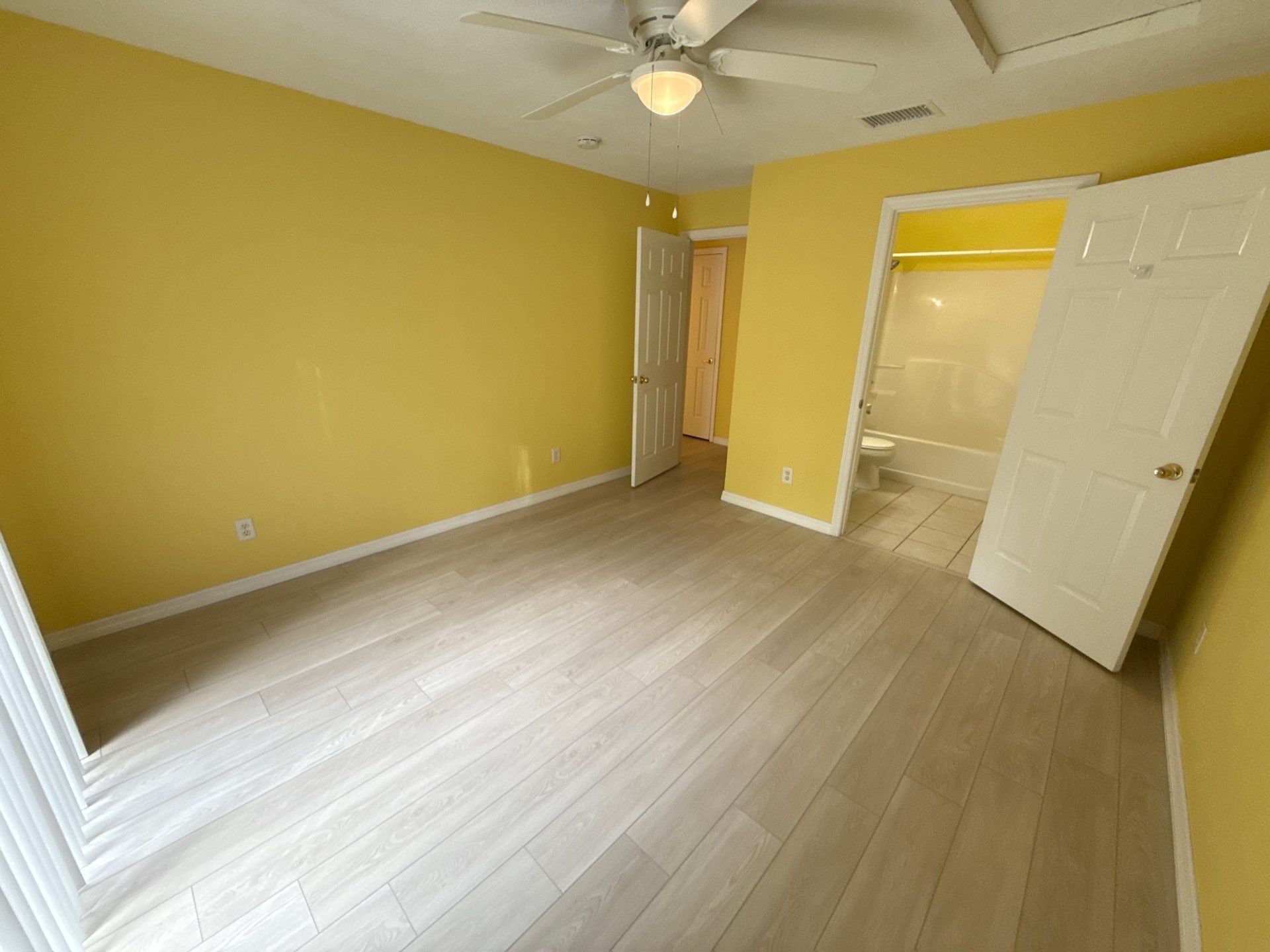 Building Photo - 1910 NW 12th Ave