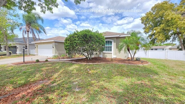 Building Photo - CUTE AND SPACIOUS 3 BEDROOM/ 2 BATH POOL HOME! NORTH PALMETTO! PET FRIENDLY!