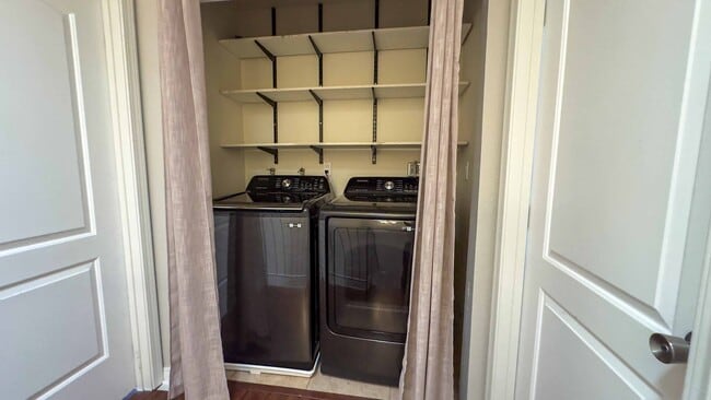 Building Photo - Enjoy Half Off Your First Month's Rent! 3-bedroom, 2.5-bath Split-Level Condo