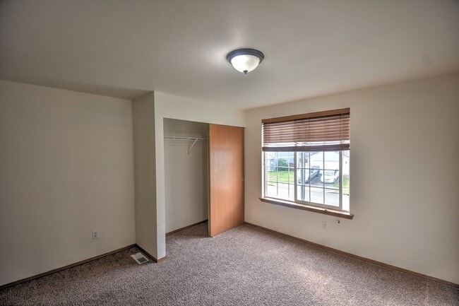 Building Photo - Fantastic 4 bedroom home in excellent loca...