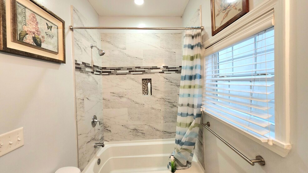Shower/tub #1 - 2109 Rousseau St