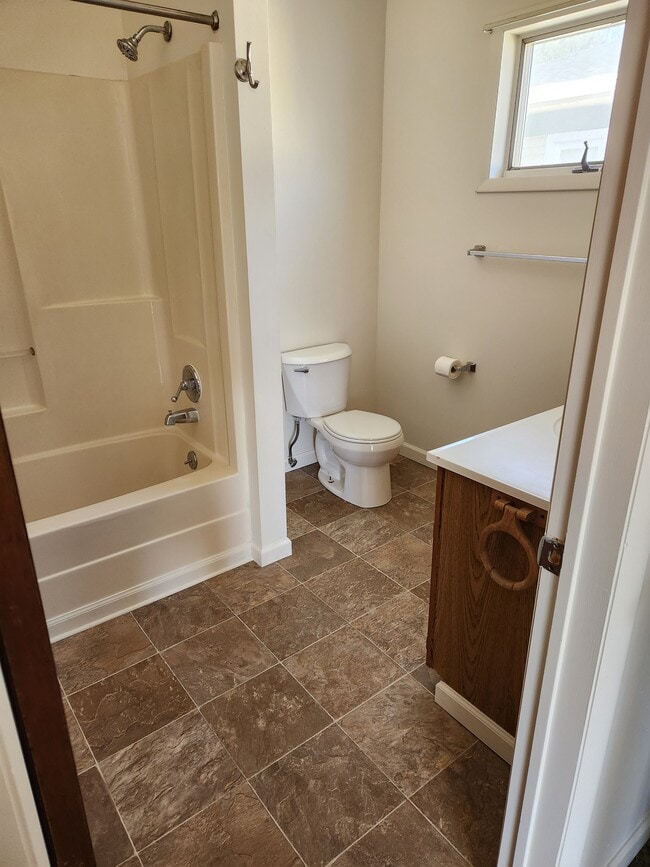 bathroom - 329 N Hamilton St