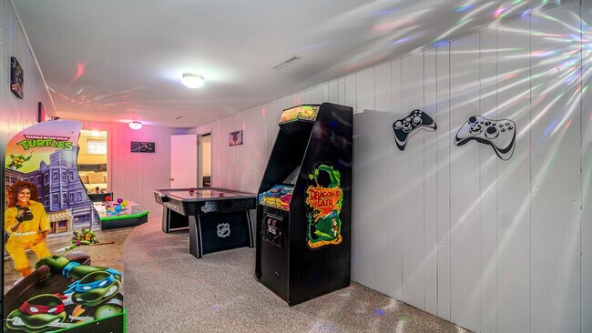 Building Photo - 886 Arthur Dr