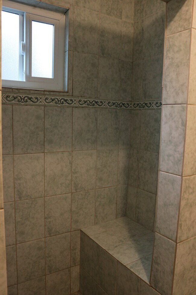 Building Photo - Beautifully Updated 3-Bedroom Home with Sp...