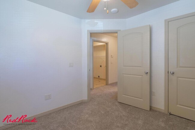Building Photo - 3 Bedroom Townhome In Fossil Hills!
