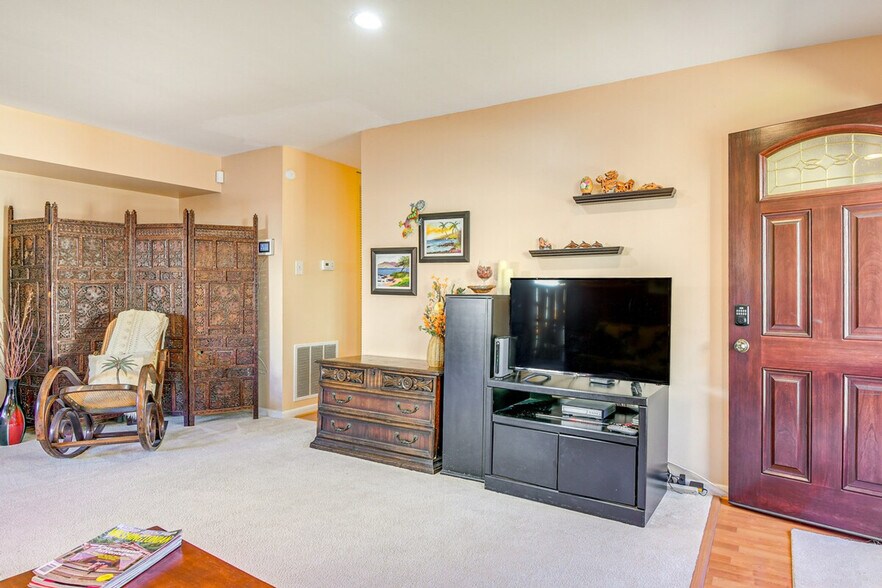 Building Photo - 8404 Mina Loma Ct