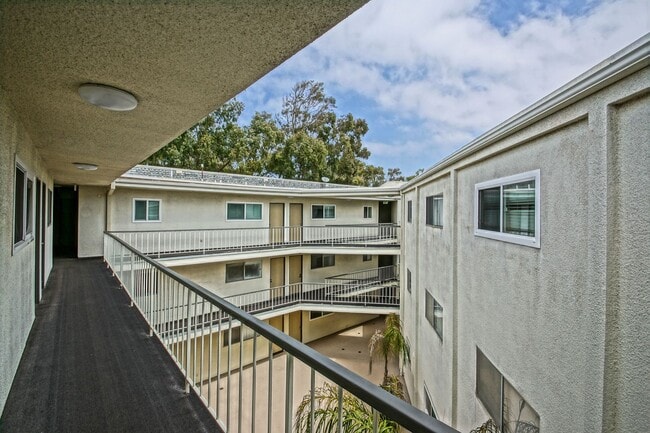 Building Photo - Bright & Spacious, Top-Floor 3BR3BA Condo ...
