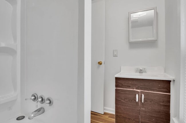 Building Photo - 2 bedroom 1 bathroom located in the heart of Carlisle