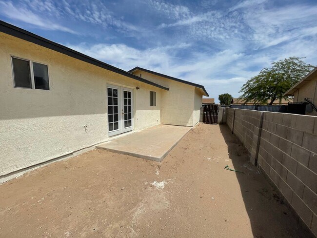 Building Photo - 3 BEDROOM HOME ON HUGE LOT WITH SOLAR  INCLUDED!