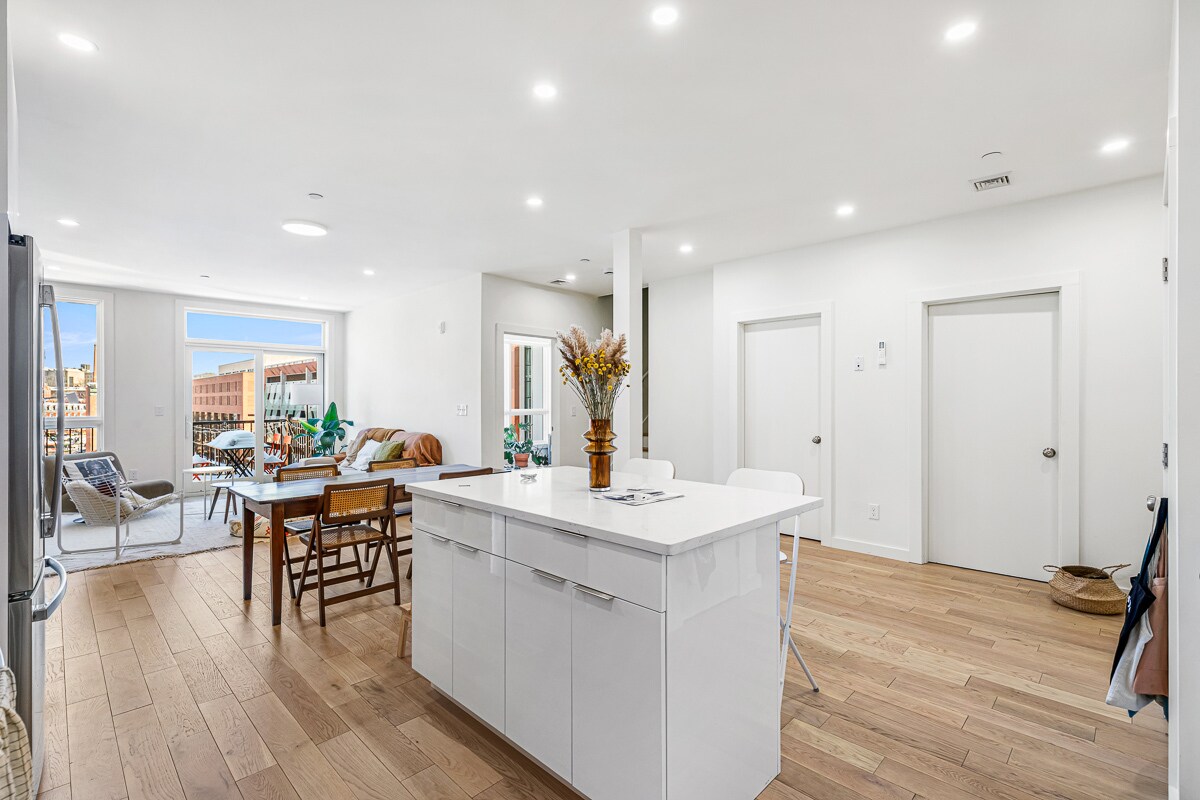 Building Photo - 123 Friendship St