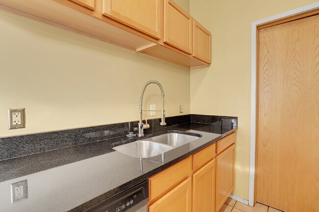 Building Photo - $2,350 - Urban 2 bed 2 bath Condo in Golde...