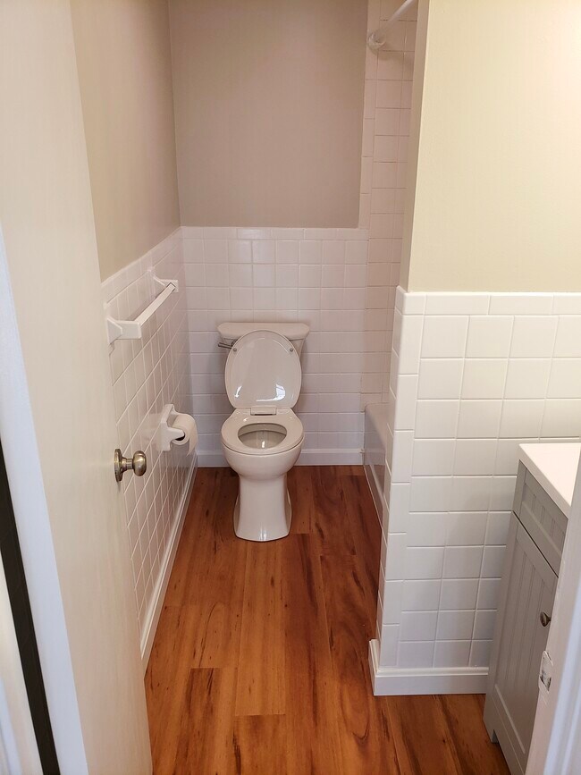 Bathroom - 10 Main St