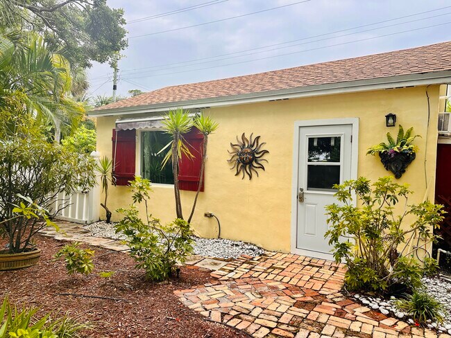 Building Photo - 303 N Lakeside Dr