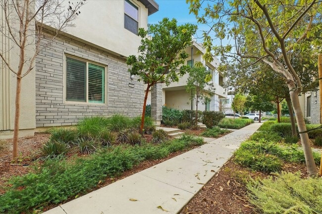 Building Photo - 155 Spectacle