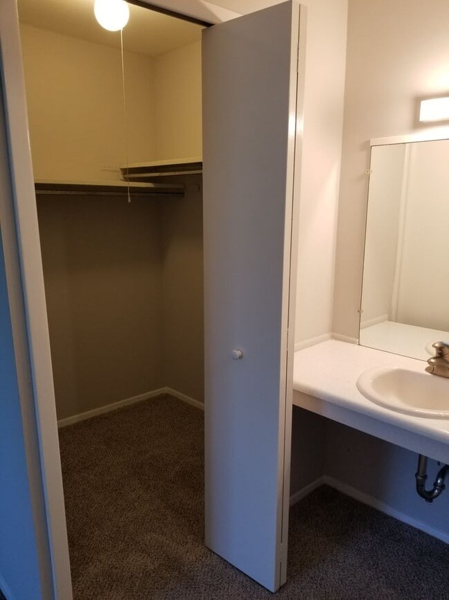 Building Photo - Chagrin Falls condo for rent