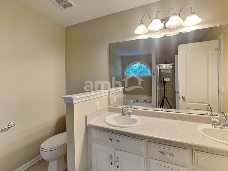 Building Photo - 241 Hunters Chase