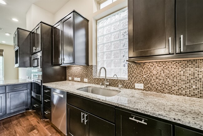 Building Photo - 5425A Hidalgo St