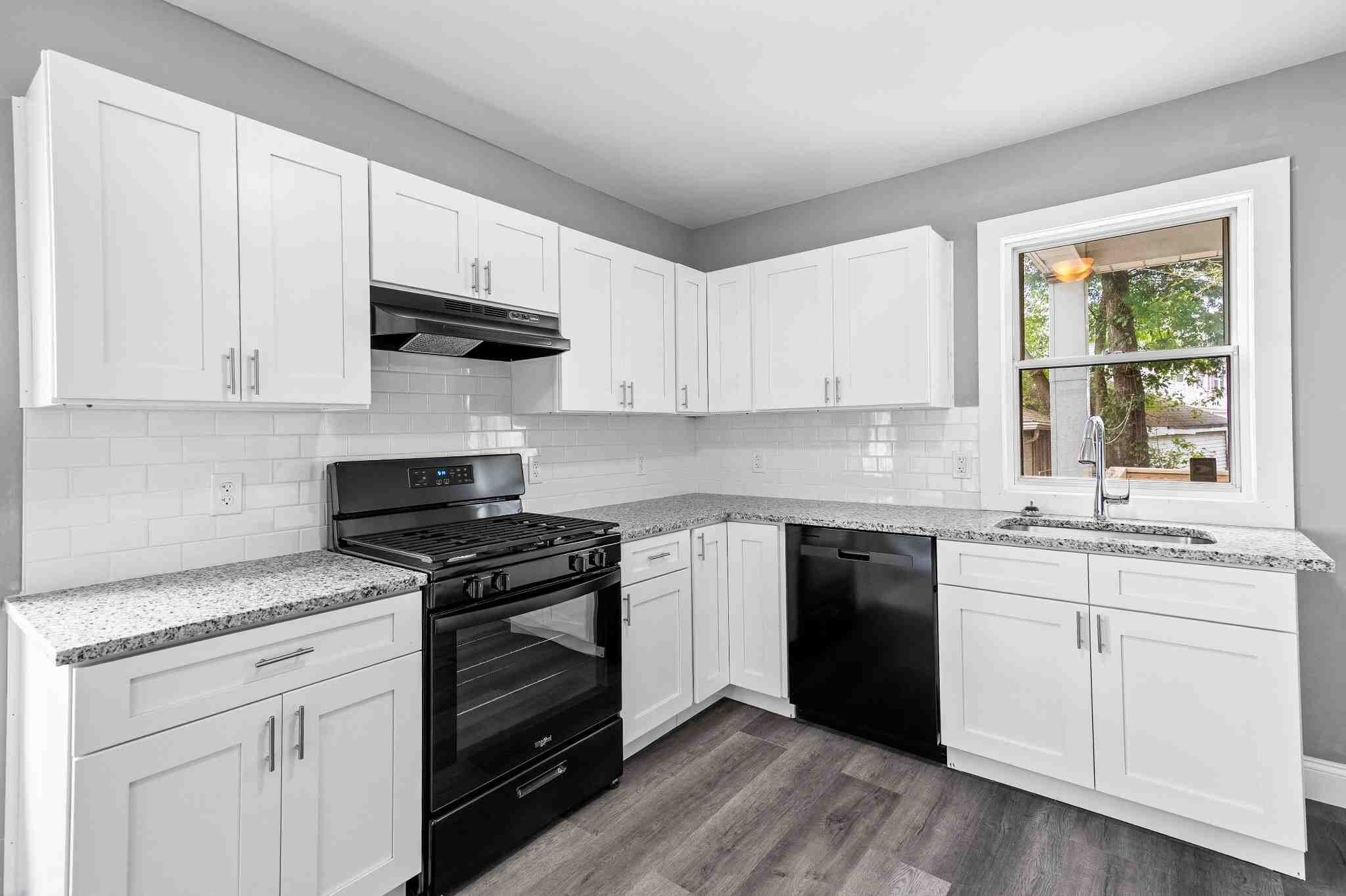 Building Photo - 100 Weetamoe St