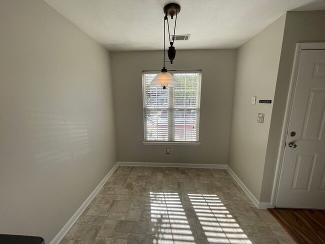 Building Photo - 2 Bedroom END UNIT Townhome in Columbia County