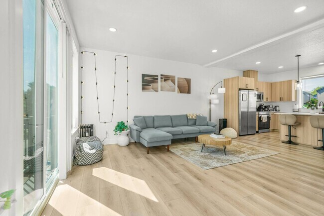 Building Photo - 3309 NE 42nd Pl