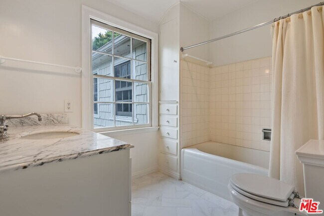Building Photo - 662 Loring Ave