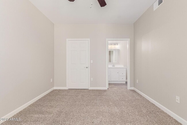 Building Photo - Immaculate Lakewood Community Condo