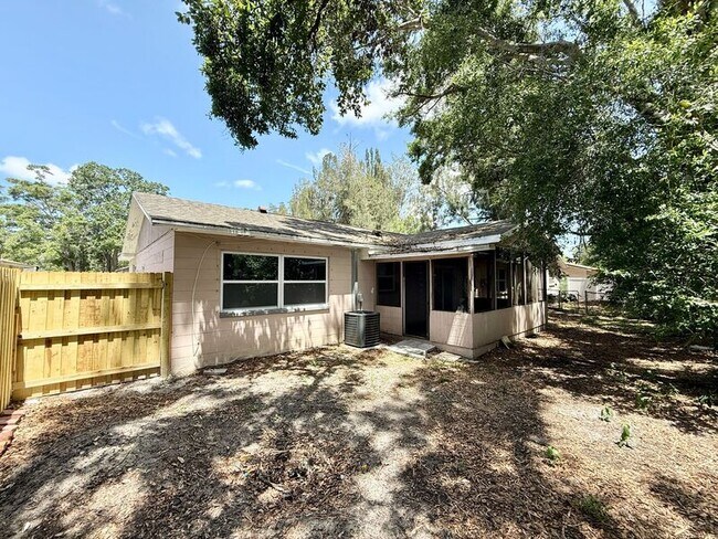 Building Photo - 15657 Waverly St