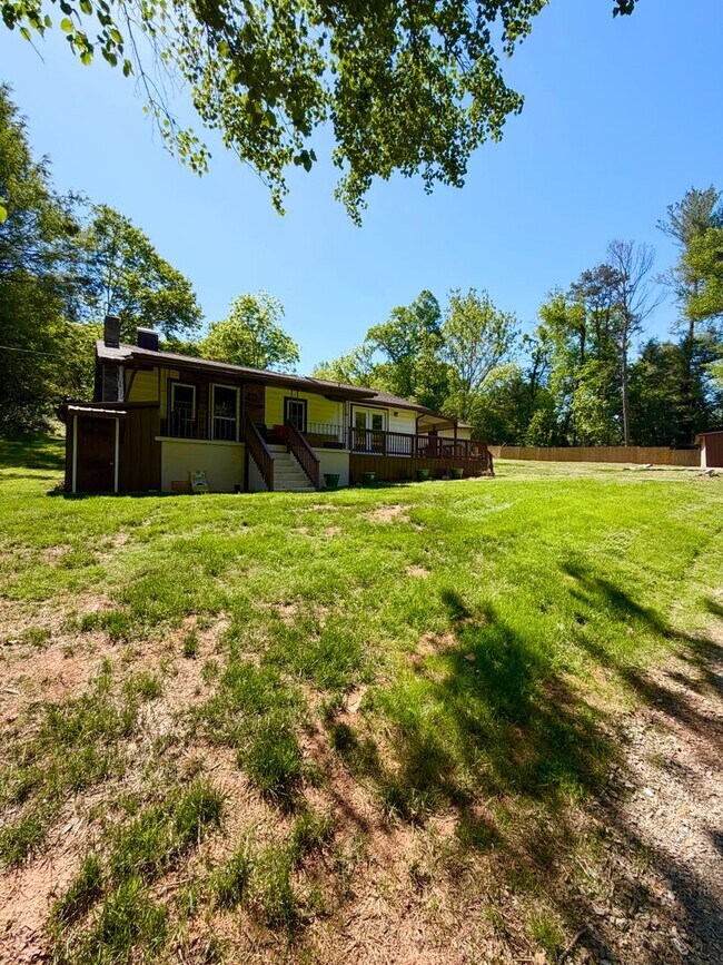 Building Photo - Adorable 2 bedroom farmhouse 10 minutes to Downtown Asheville
