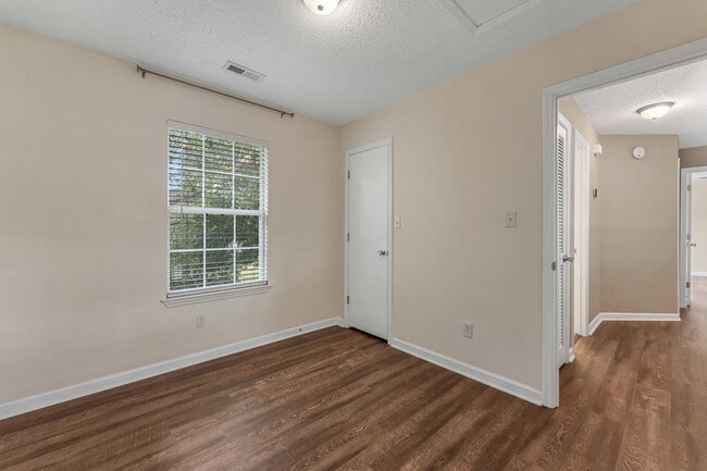 Building Photo - 123 River Oaks Dr