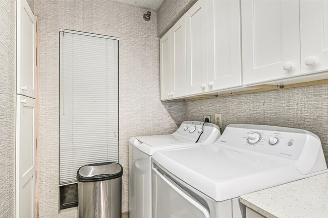 Building Photo - 7700 Seawall Blvd