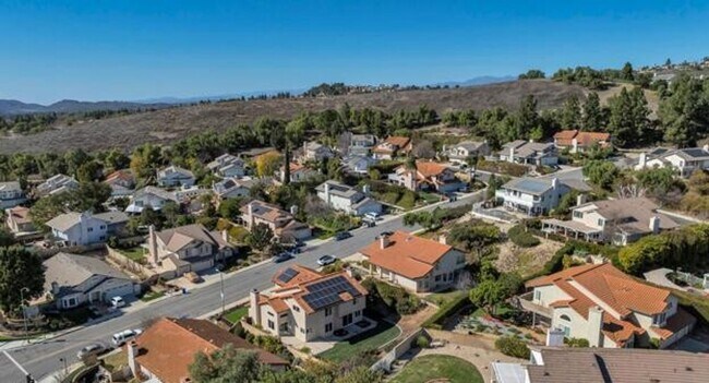 Building Photo - MOVE-IN READY 4+3 w/upgrades, great floorp...