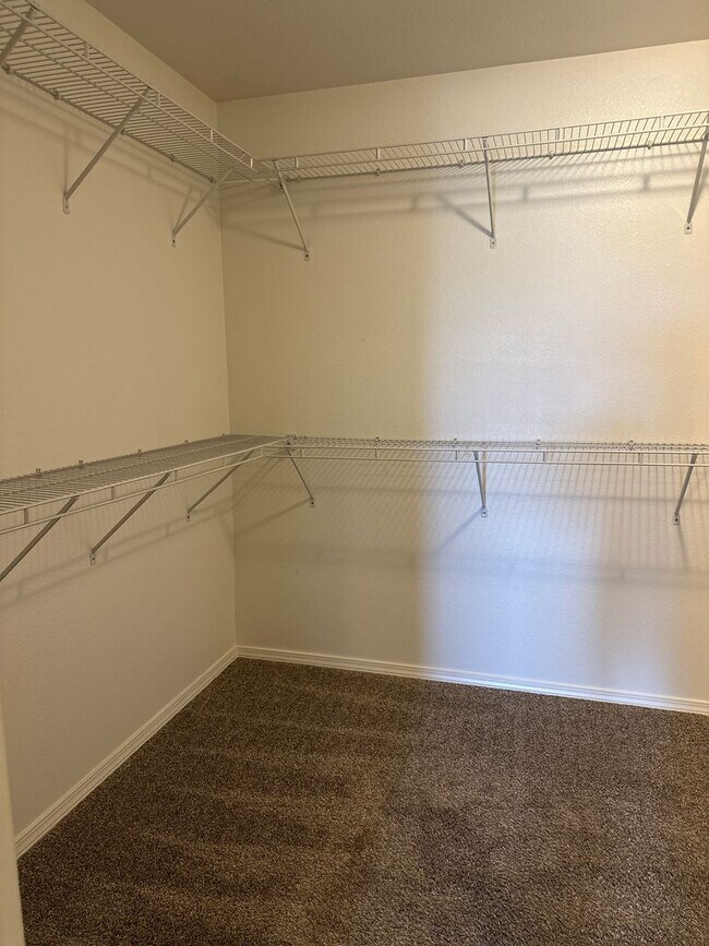 Building Photo - Stunning 4 Bedroom Rental Home!