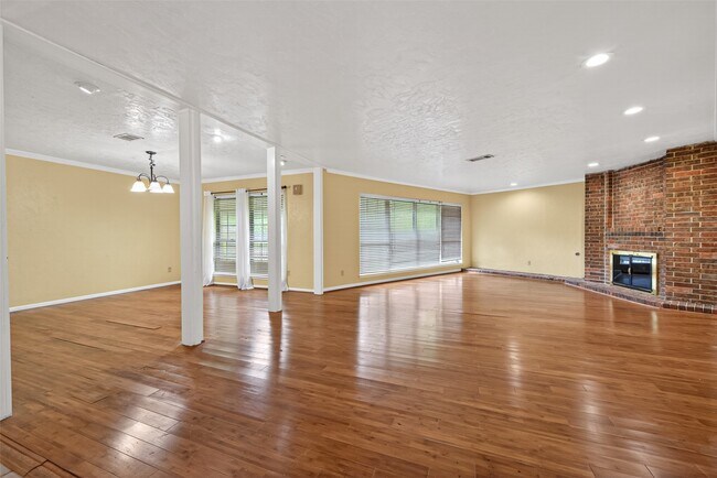 Building Photo - 1701 Mistletoe Ln