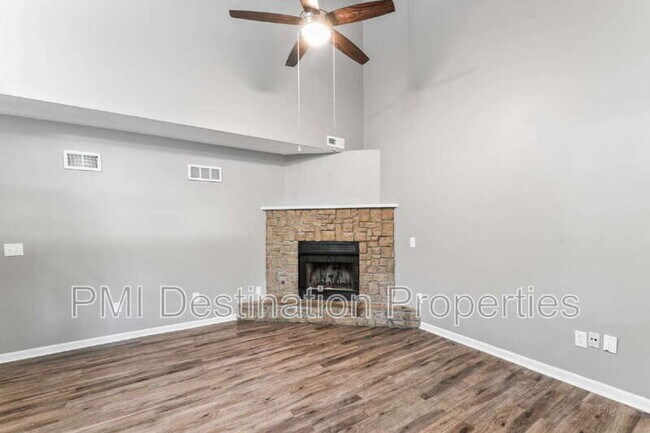 Building Photo - 1322 N Harvey Dr