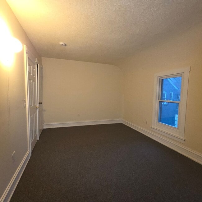 Building Photo - Renovated 3 bedroom House