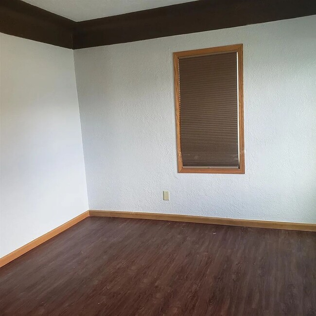 Building Photo - 2215 Falls Ave