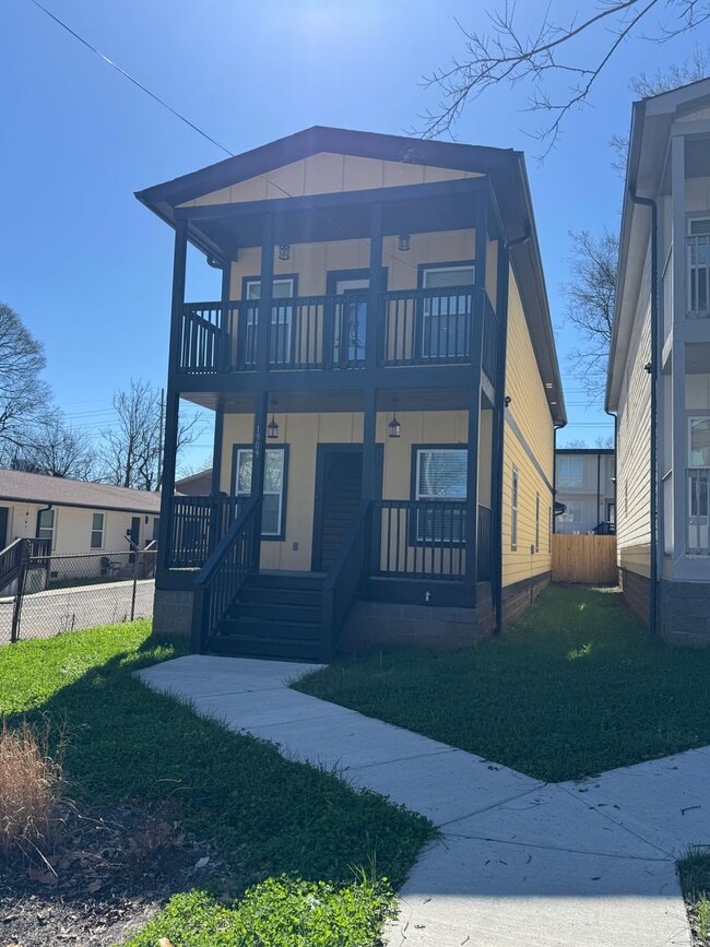 Building Photo - New 3 bed, 3.5 bath home across the Street from Meharry.  Modern upgraded kitchen and bathrooms. ...